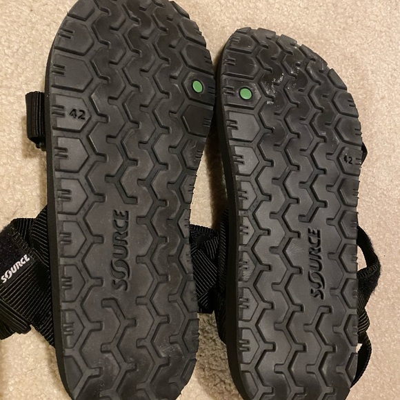 Source Sandals size 9 - Picture 3 of 3